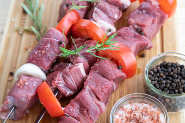 Wilder Spieß Bratenstück aus der Keule gegrillt Aus Reh- und Wildschweinfleisch